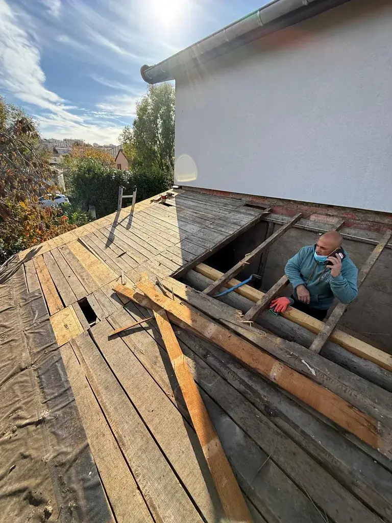 Réparation de toiture en cours par Toit des Dômes (3) — vue rapprochée