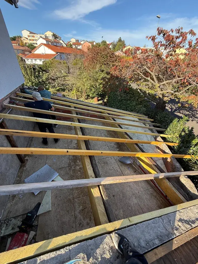 Réparation de toiture en cours par Toit des Dômes (4) — vue rapprochée