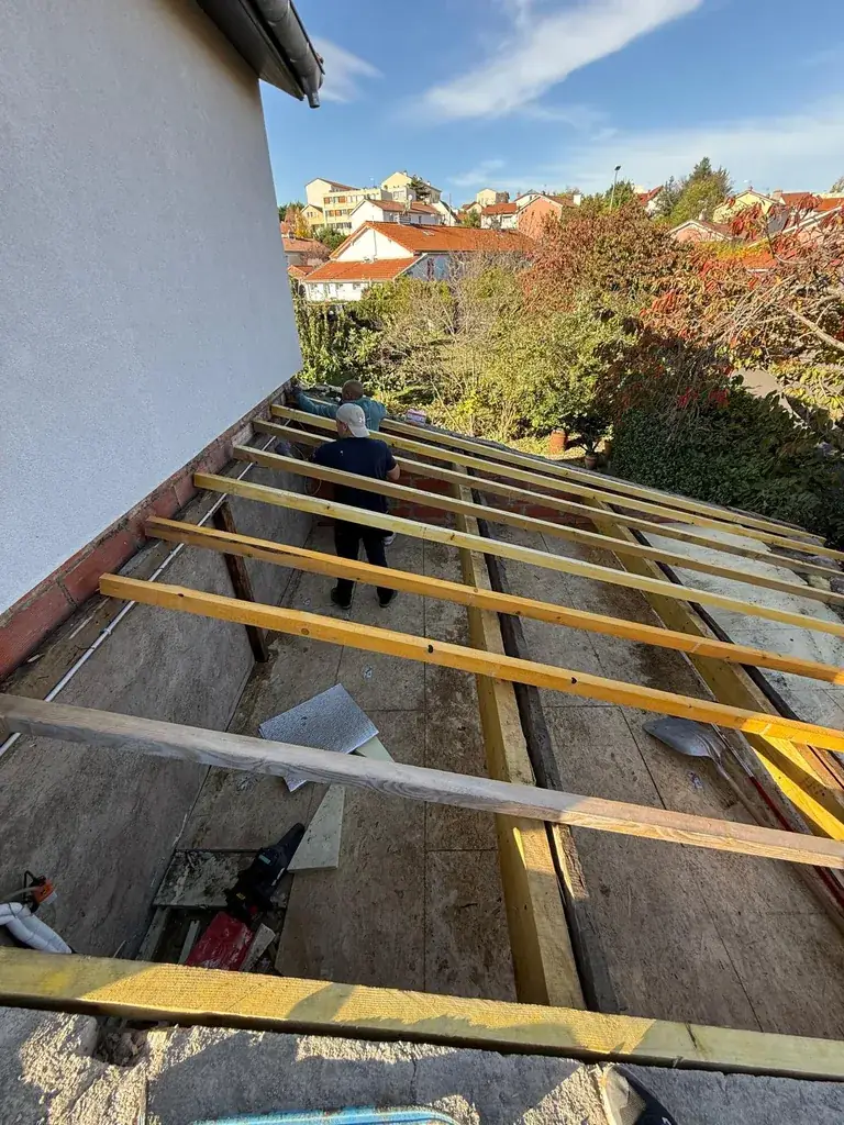 Réparation de toiture en cours par Toit des Dômes (5) — vue rapprochée