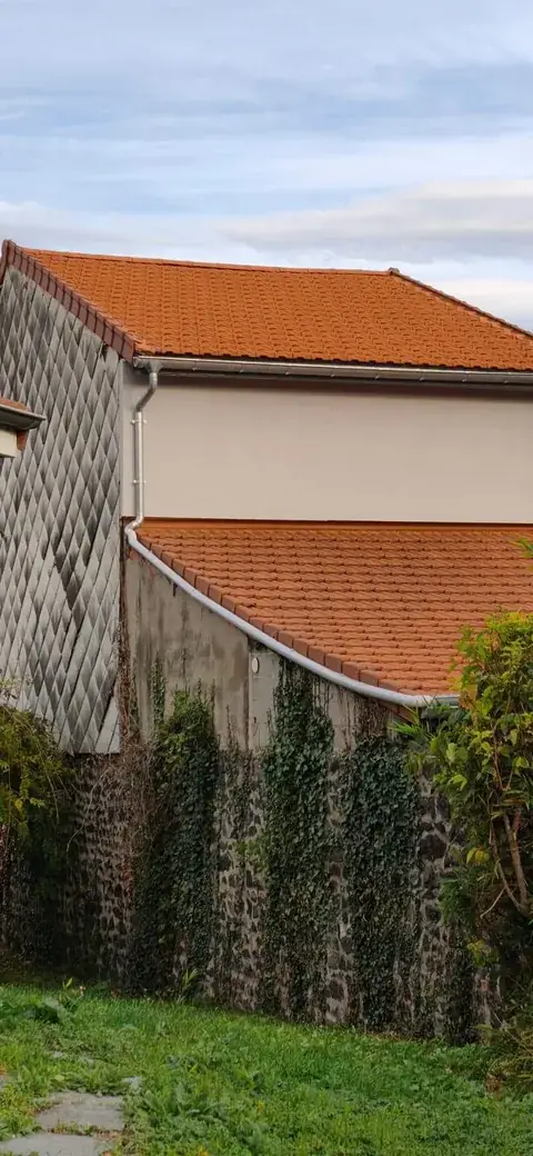 Toiture rénovée par Toit des Dômes à Clermont-Ferrand (1) — vue rapprochée