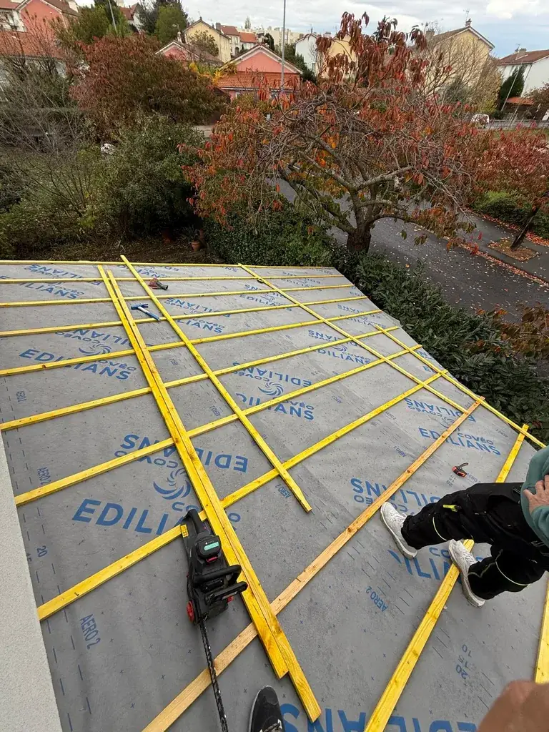 Réparation de toiture en cours par Toit des Dômes (8) — vue rapprochée