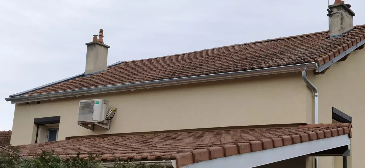 Toiture rénovée par Toit des Dômes à Clermont-Ferrand (18) — vue d'ensemble