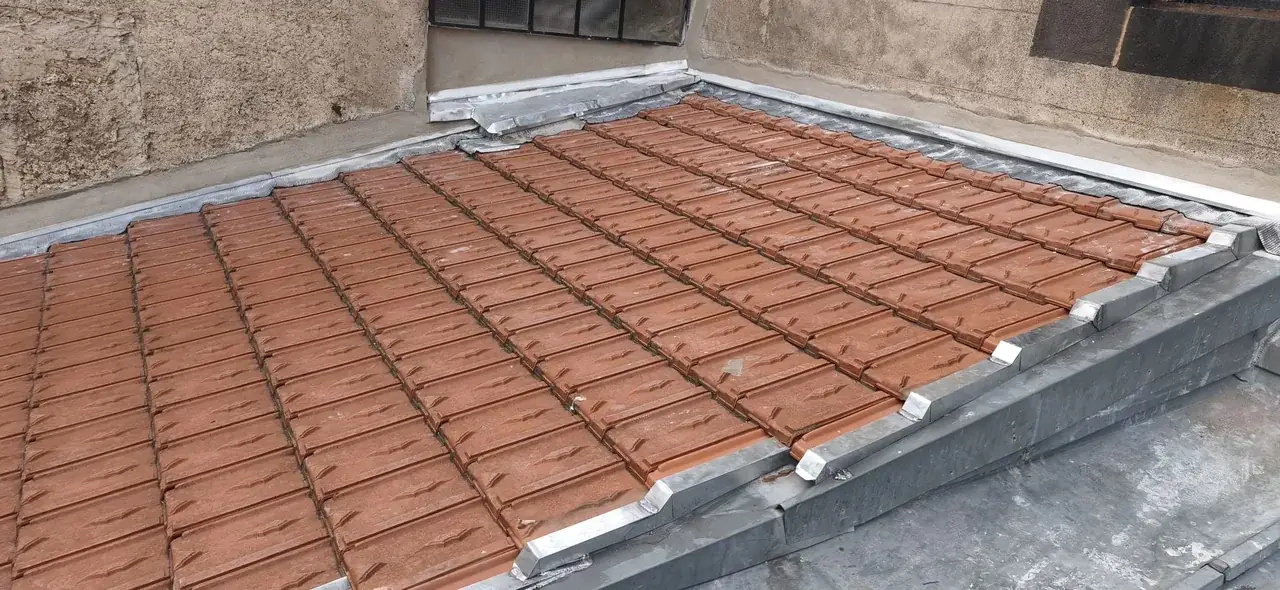 Toiture rénovée par Toit des Dômes à Clermont-Ferrand (53) — vue d'ensemble