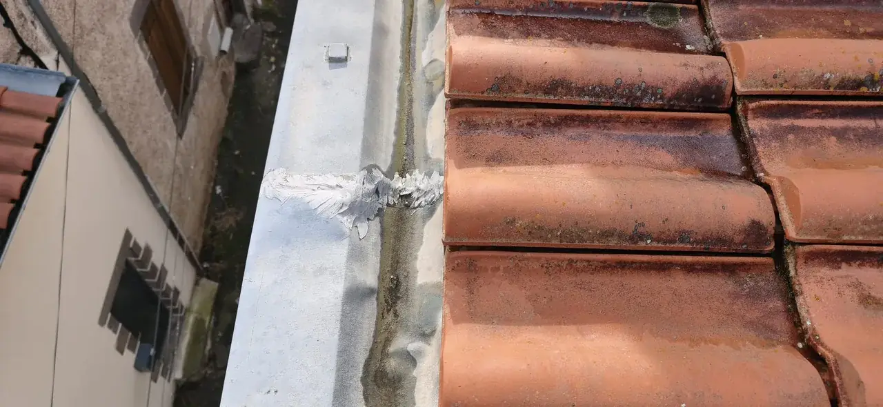 Réparation de toiture en cours par Toit des Dômes (11) — vue d'ensemble