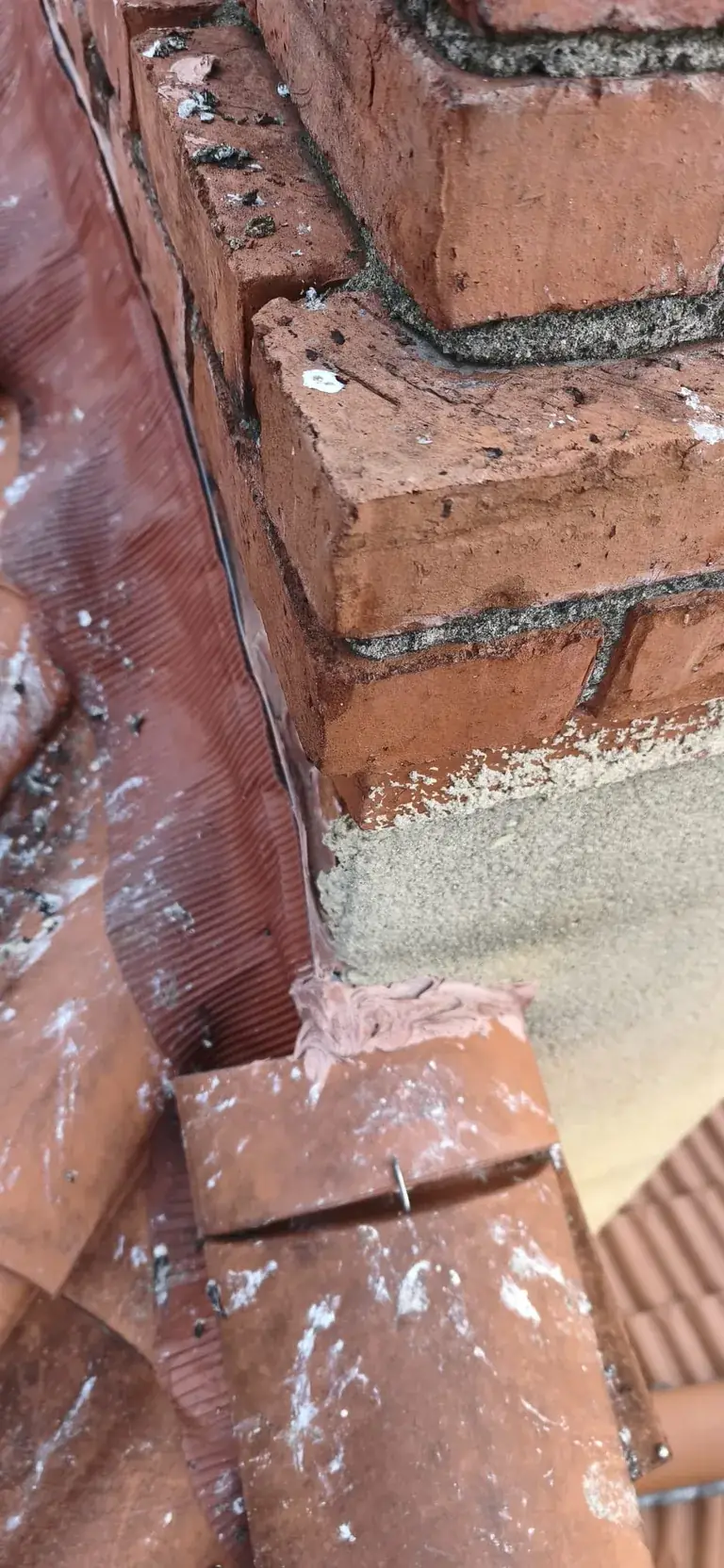 Réparation de toiture en cours par Toit des Dômes (15) — vue rapprochée