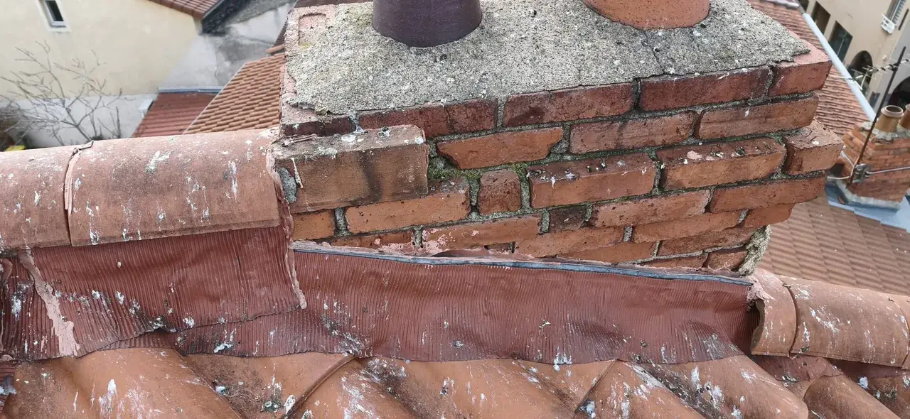 Réparation de toiture en cours par Toit des Dômes (16) — vue d'ensemble