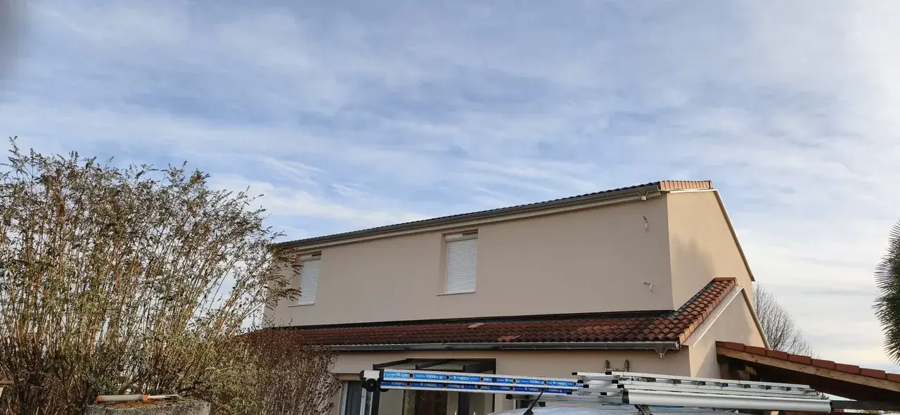 Toiture rénovée par Toit des Dômes à Clermont-Ferrand (81) — vue d'ensemble