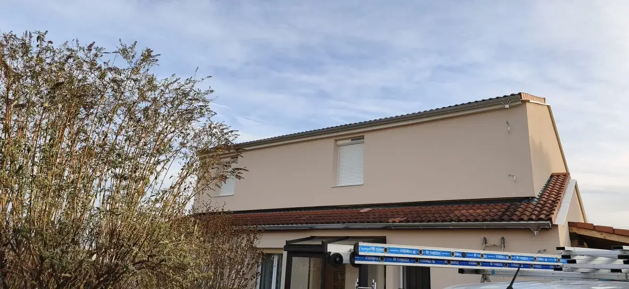 Réparation de toiture en cours par Toit des Dômes (23) — vue d'ensemble