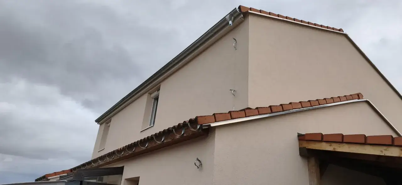 Toiture rénovée par Toit des Dômes à Clermont-Ferrand (85) — vue d'ensemble