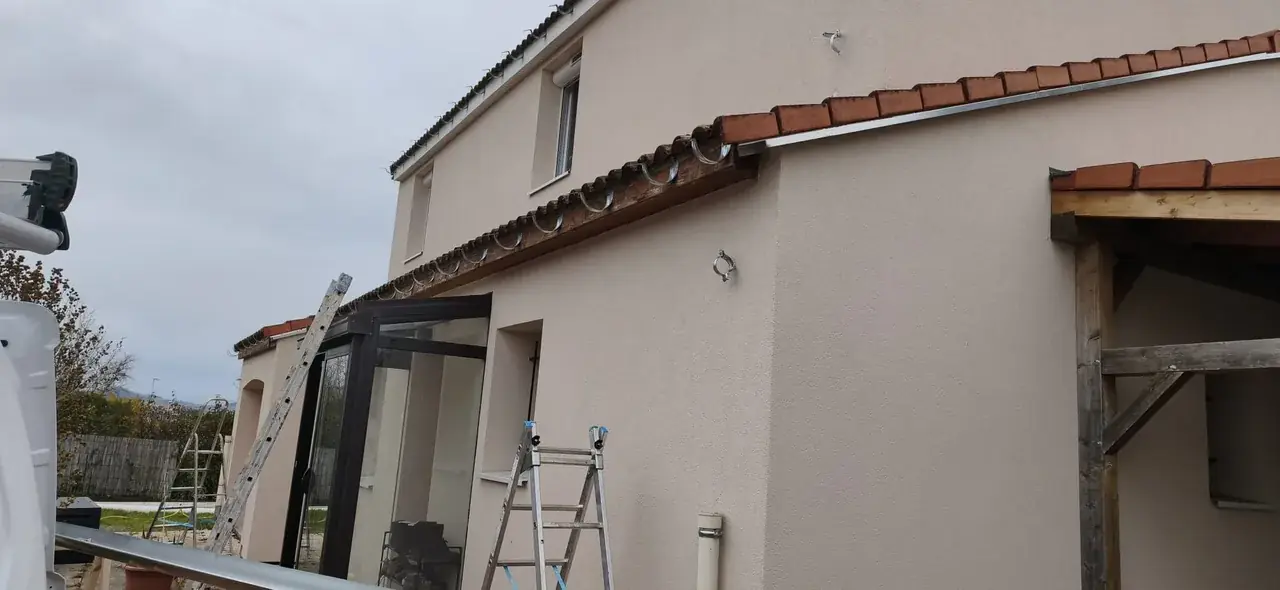 Réparation de toiture en cours par Toit des Dômes (30) — vue d'ensemble