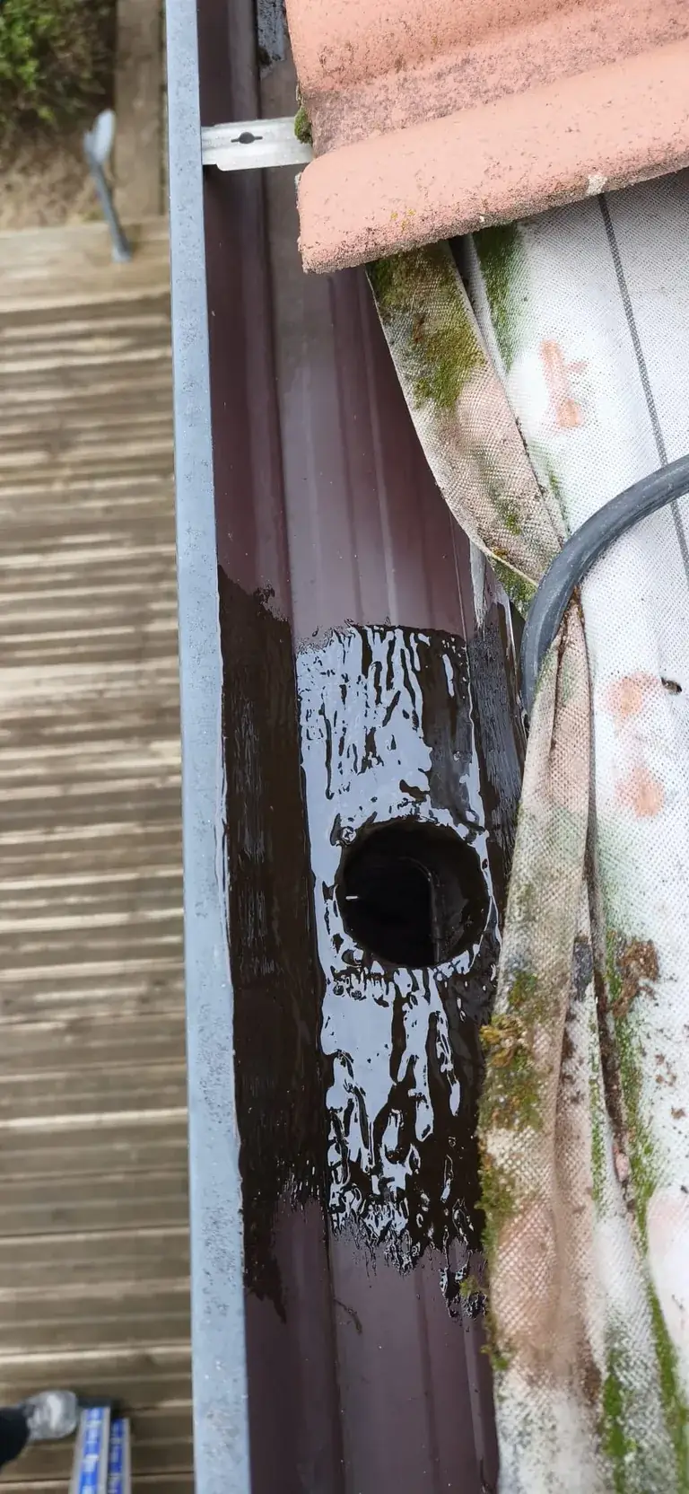 Réparation de toiture en cours par Toit des Dômes (33) — vue rapprochée