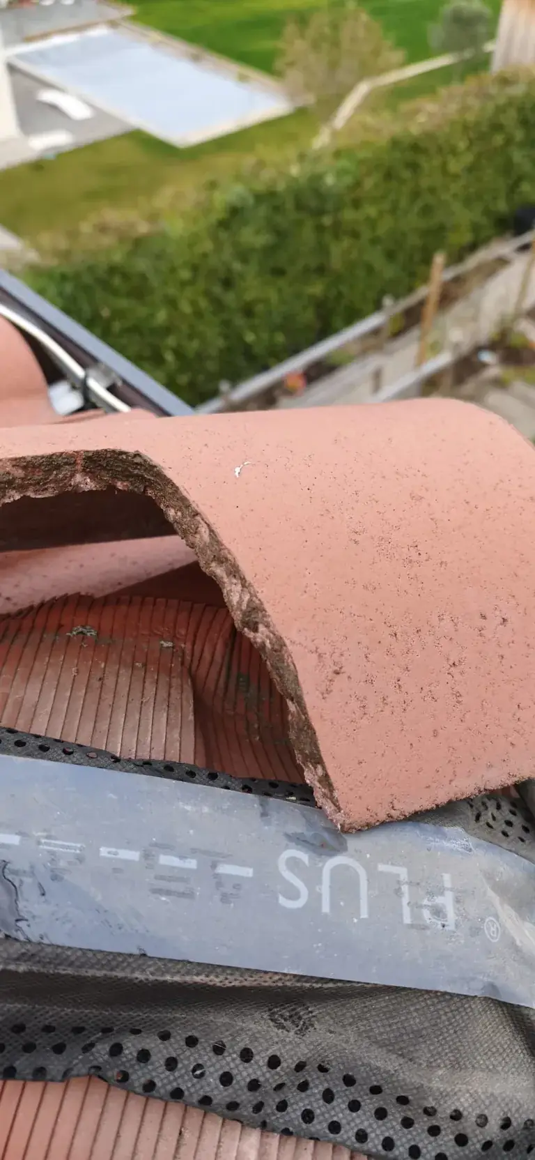 Réparation de toiture en cours par Toit des Dômes (40) — vue rapprochée