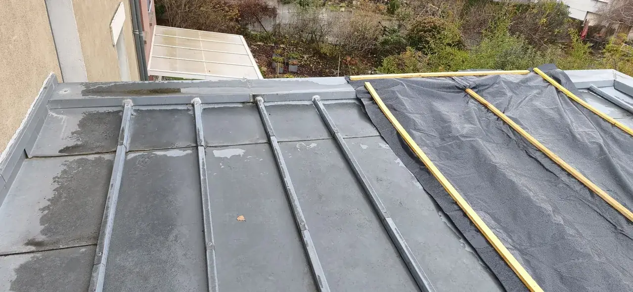 Vue aérienne de toiture réalisée par Toit des Dômes (1) — vue d'ensemble