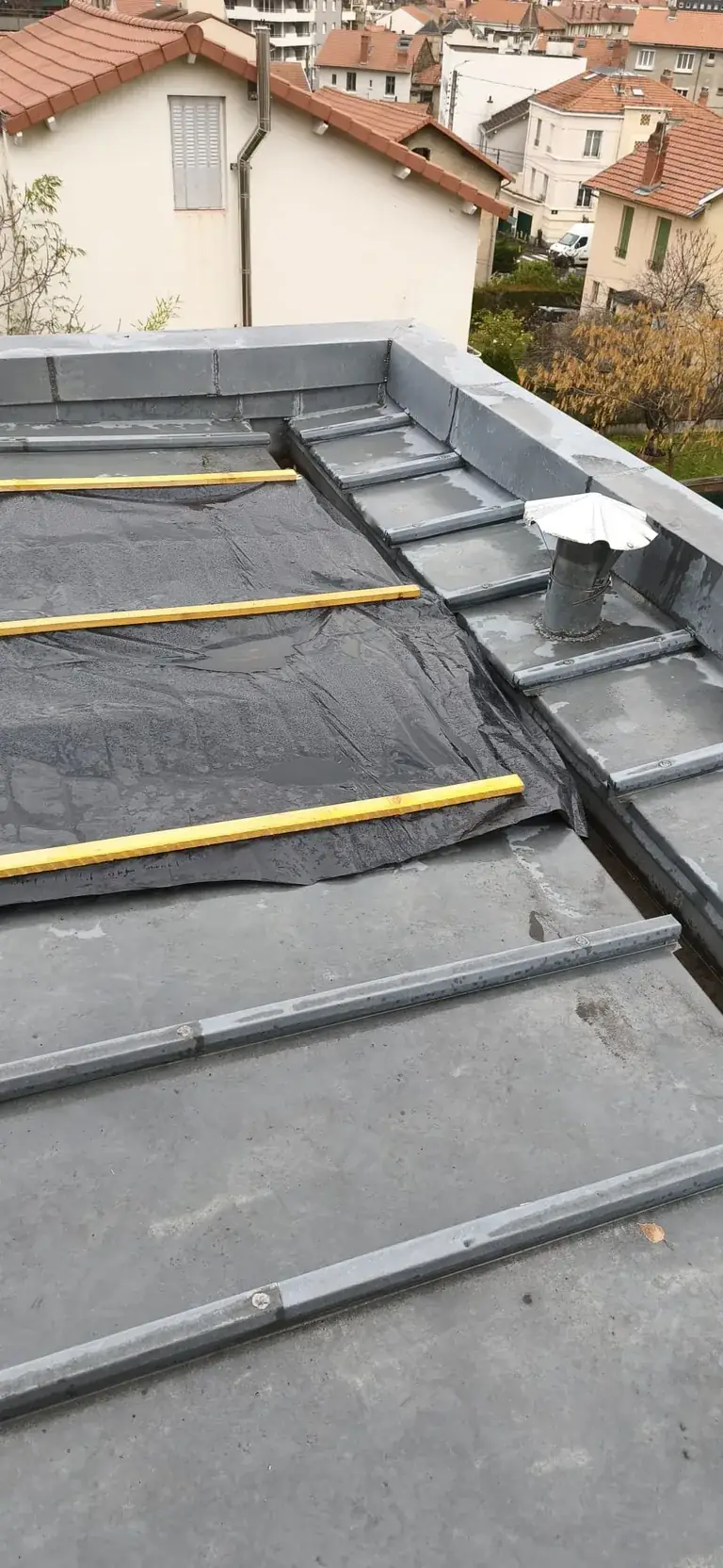 Toiture rénovée par Toit des Dômes à Clermont-Ferrand (92) — vue rapprochée